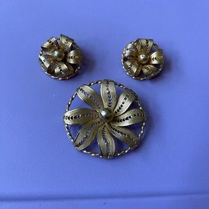 Vintage Kramer gold tone matching brooch and clip on earrings